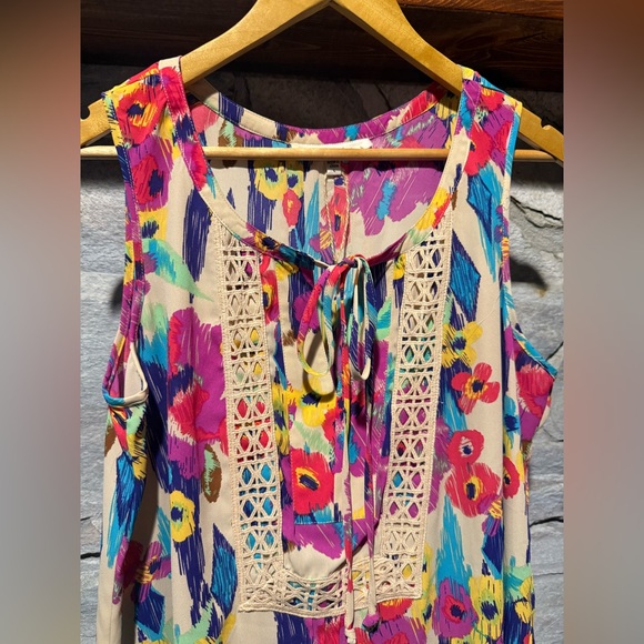 Floral Sleeveless Top with Lace Detail - Picture 2 of 5